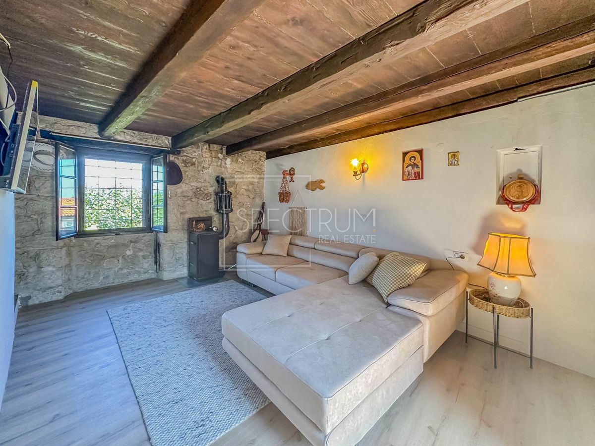 Verteneglio, casa in pietra con garage e vista mare