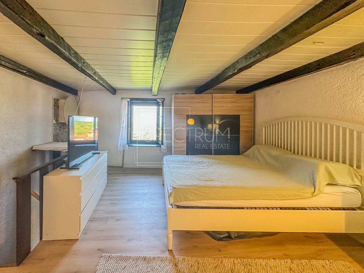 Verteneglio, casa in pietra con garage e vista mare