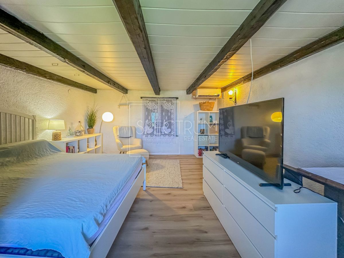 Verteneglio, casa in pietra con garage e vista mare