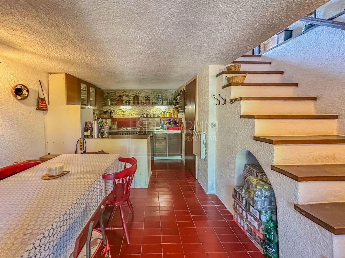 Verteneglio, casa in pietra con garage e vista mare