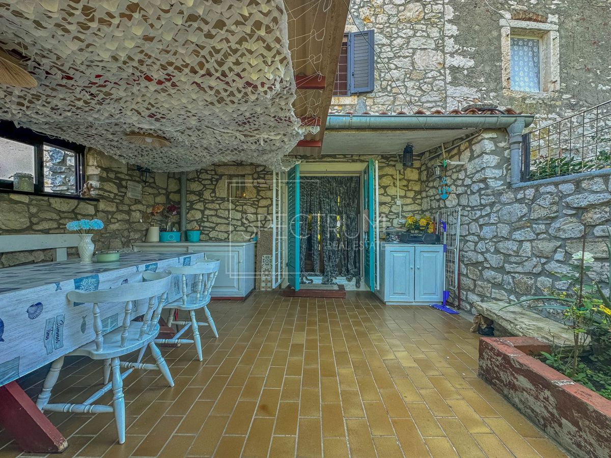 Verteneglio, casa in pietra con garage e vista mare