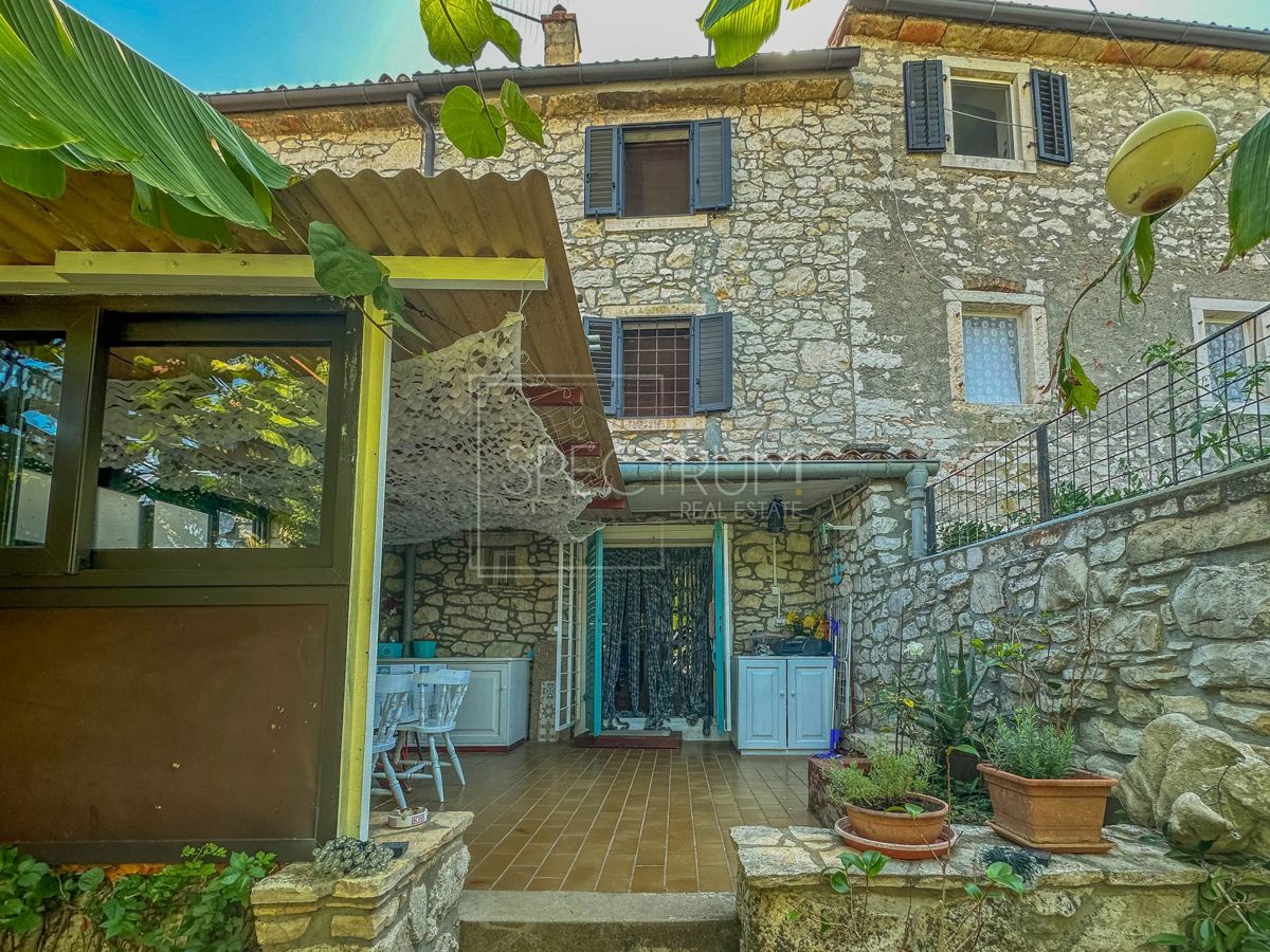 Verteneglio, casa in pietra con garage e vista mare