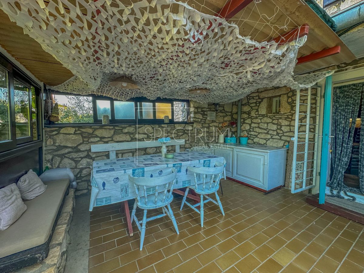 Verteneglio, casa in pietra con garage e vista mare