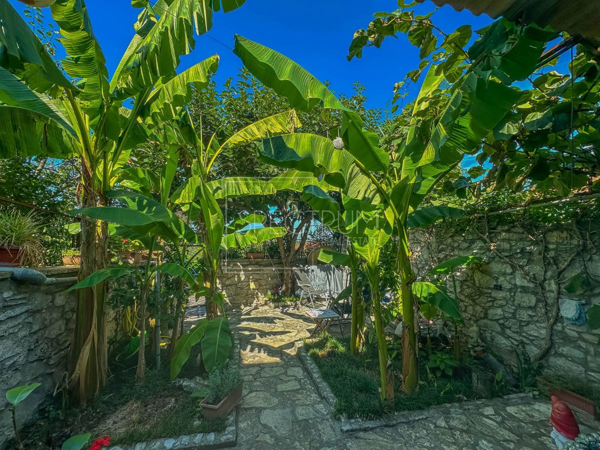 Verteneglio, casa in pietra con garage e vista mare