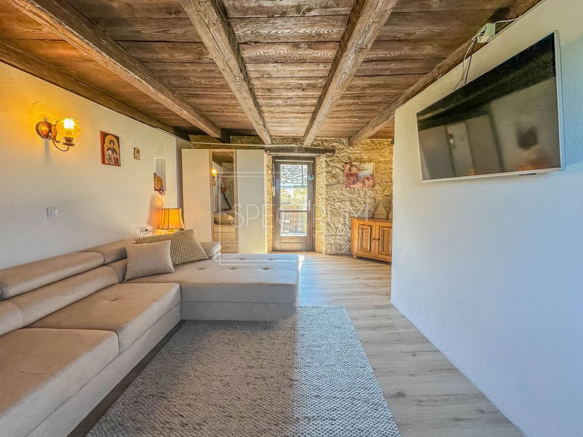 Verteneglio, casa in pietra con garage e vista mare