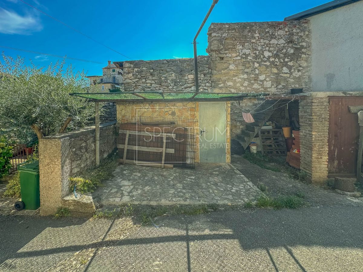 Verteneglio, casa in pietra con garage e vista mare