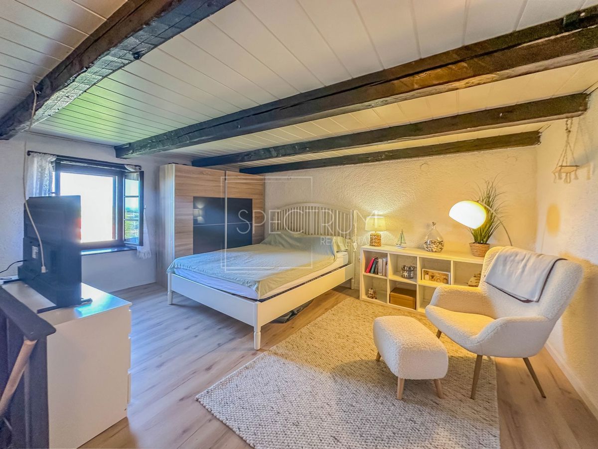 Verteneglio, casa in pietra con garage e vista mare