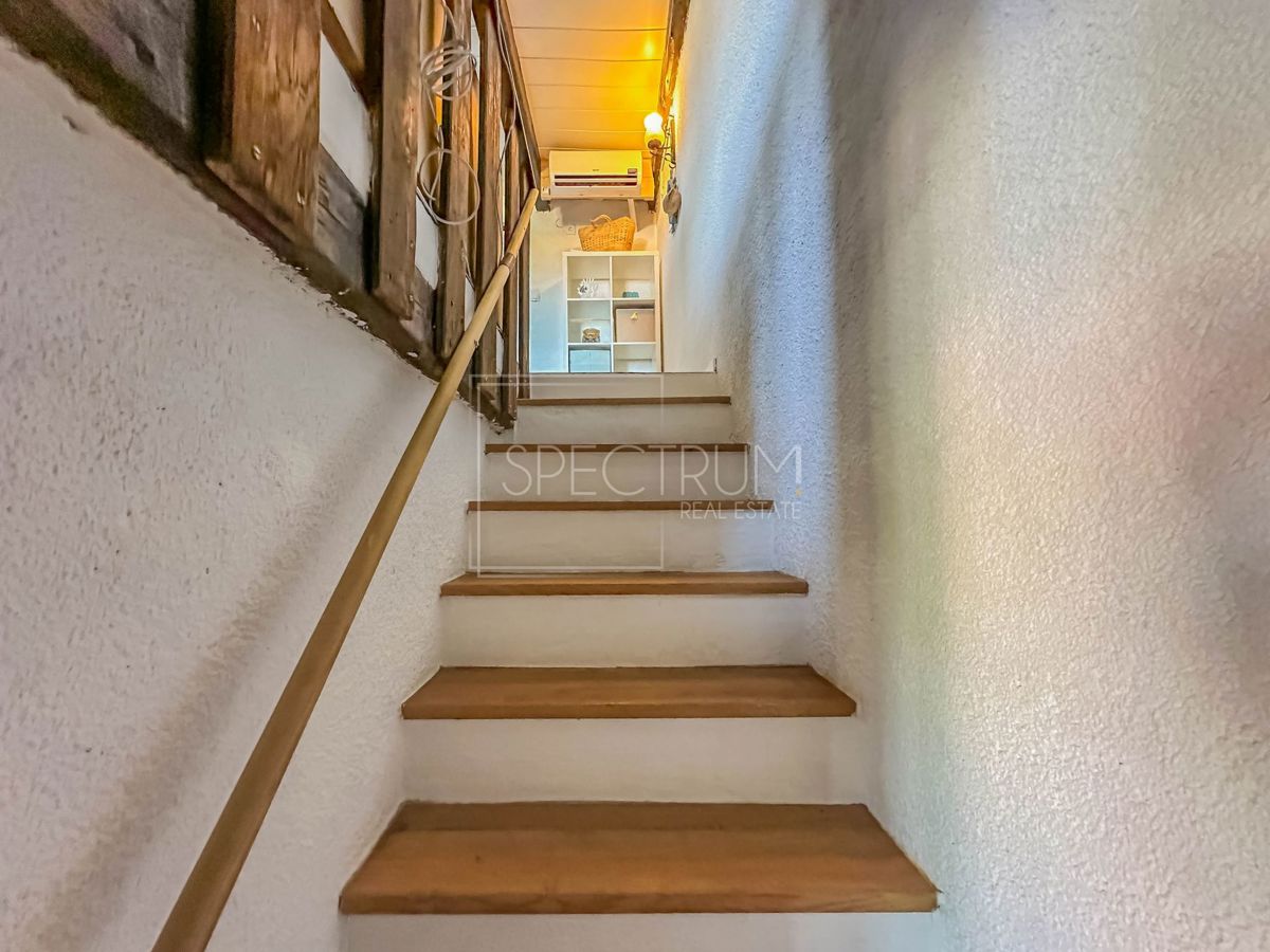 Verteneglio, casa in pietra con garage e vista mare