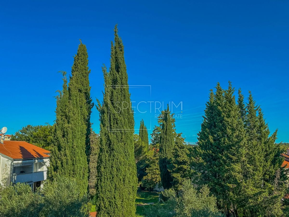 Zona Parenzo, appartamento su due piani a 350 m dal mare