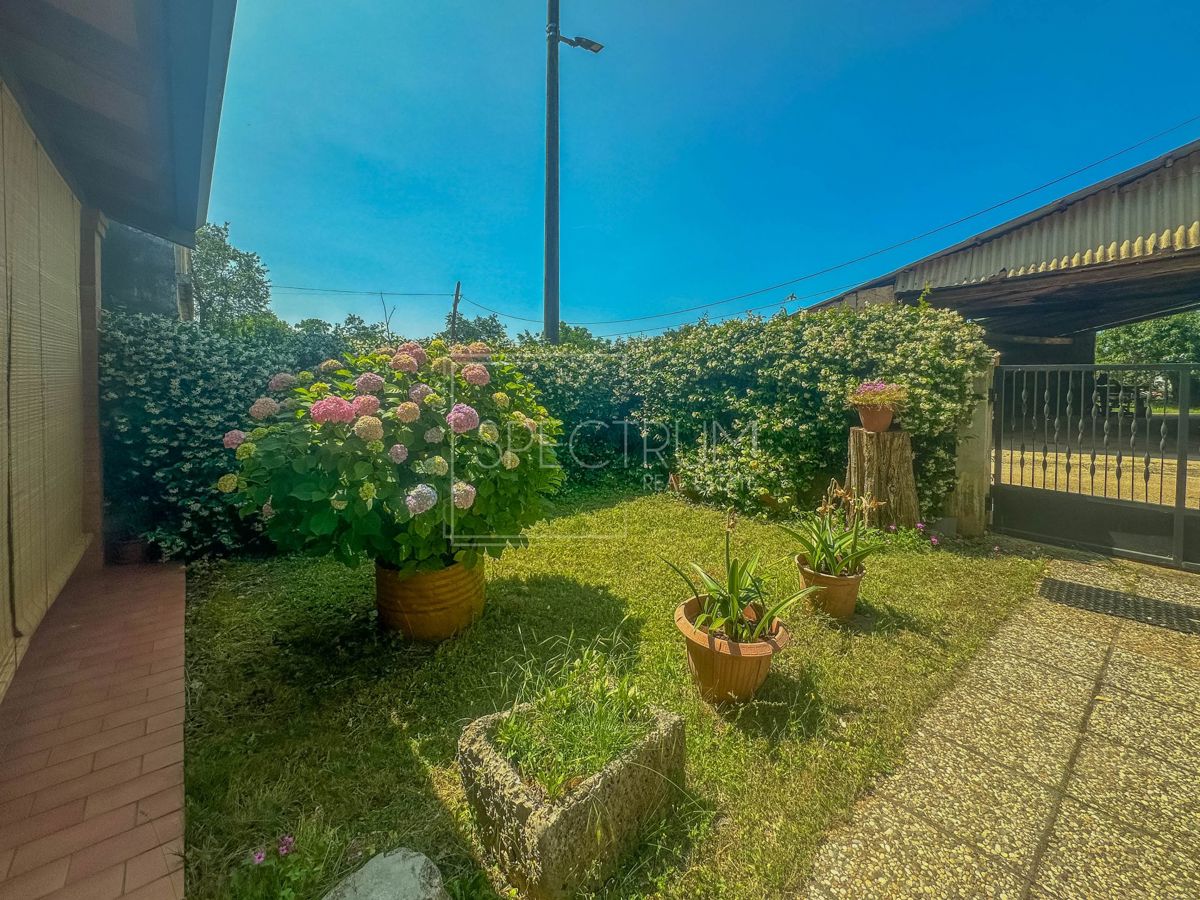 Zona di Verteneglio, casa in pietra con cortile in posizione tranquilla