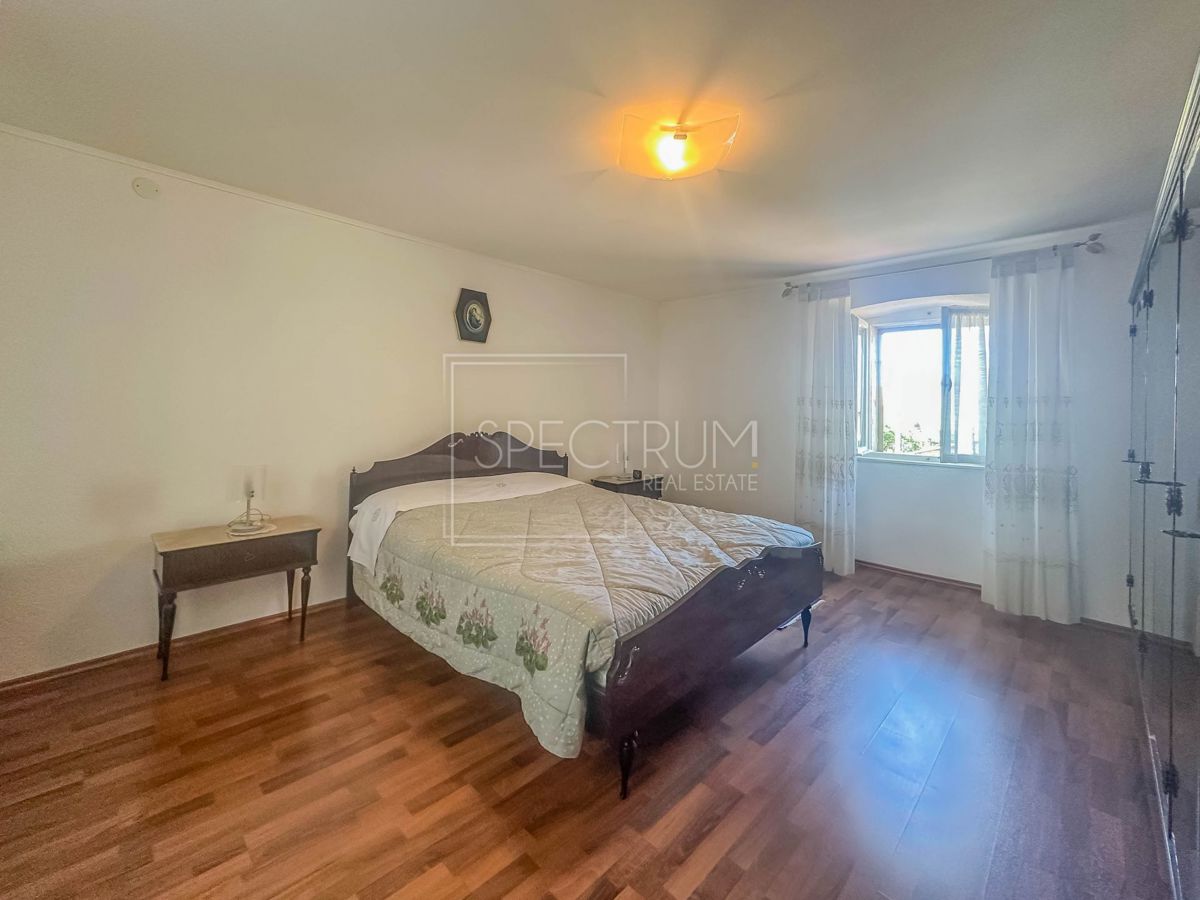 Zona di Verteneglio, casa in pietra con cortile in posizione tranquilla