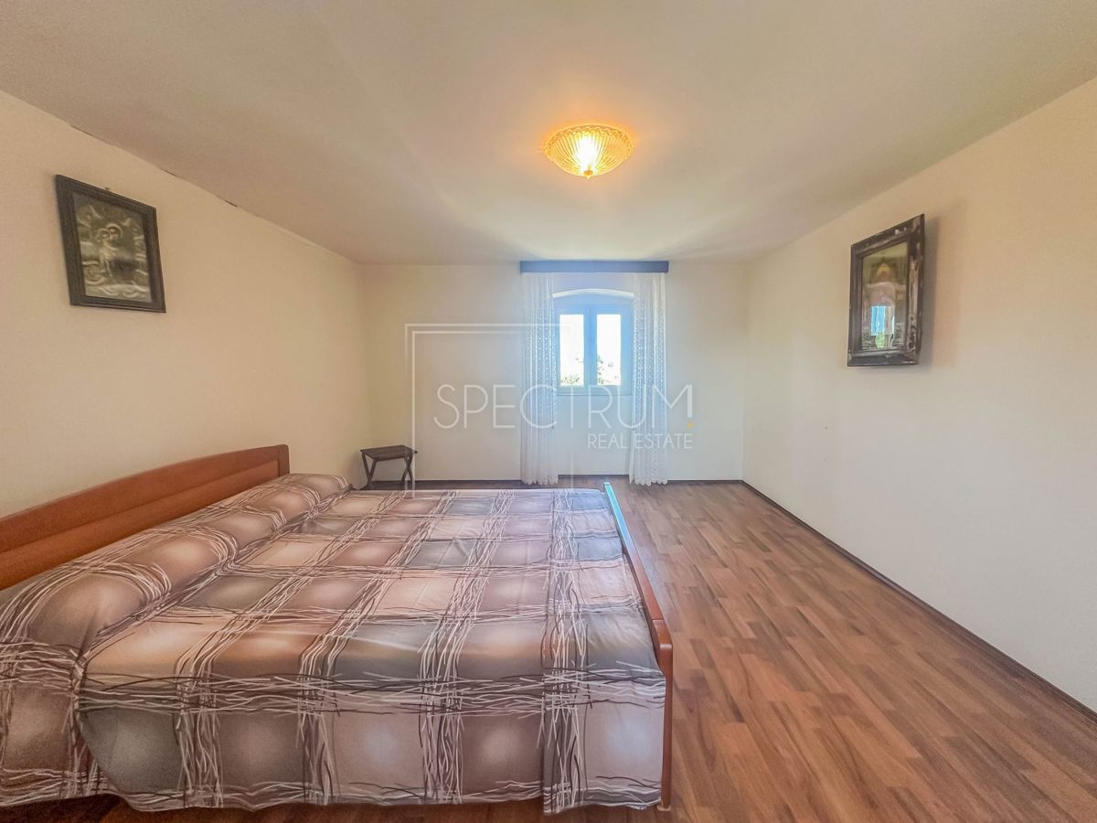 Zona di Verteneglio, casa in pietra con cortile in posizione tranquilla