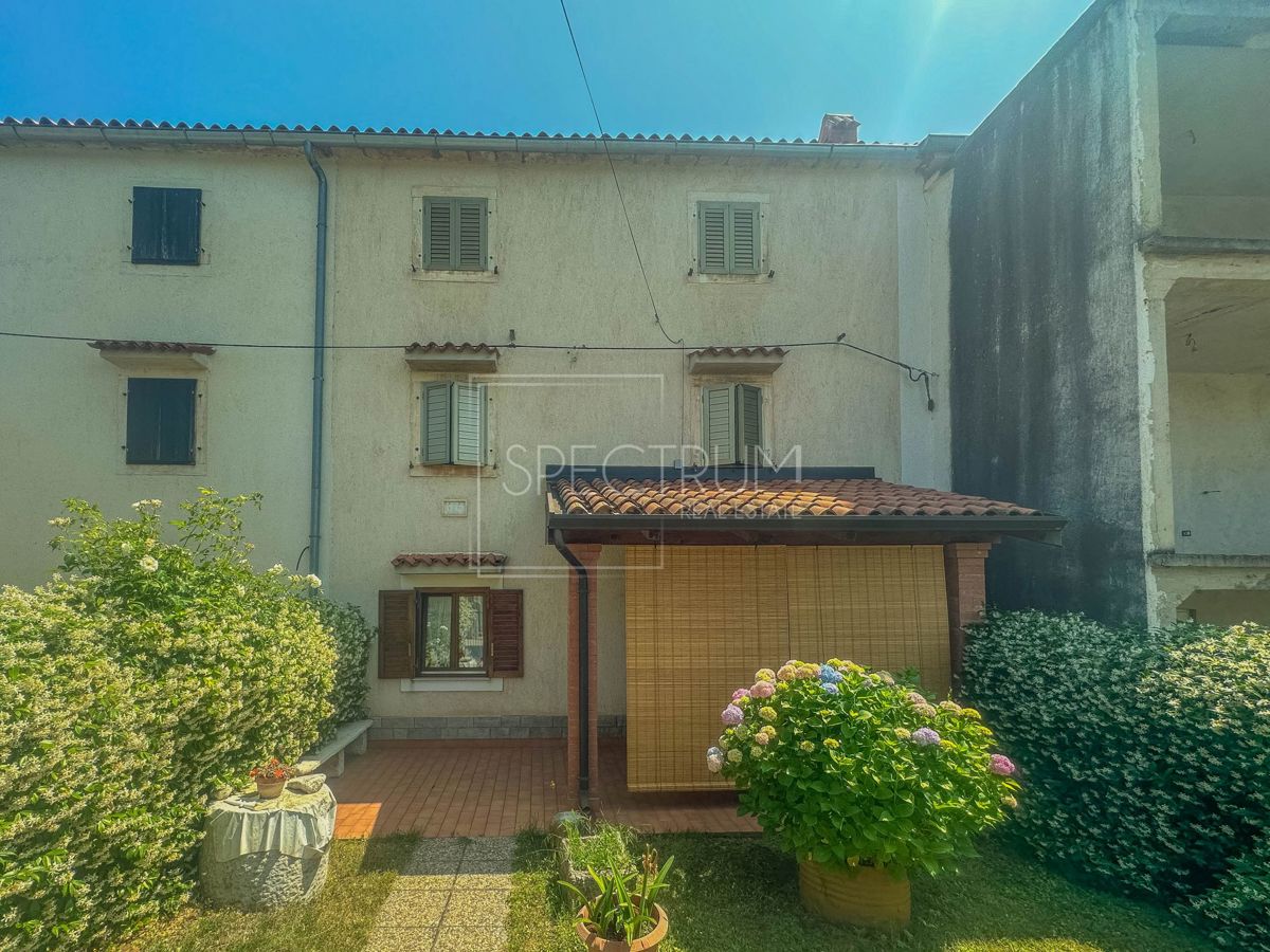 Zona di Verteneglio, casa in pietra con cortile in posizione tranquilla