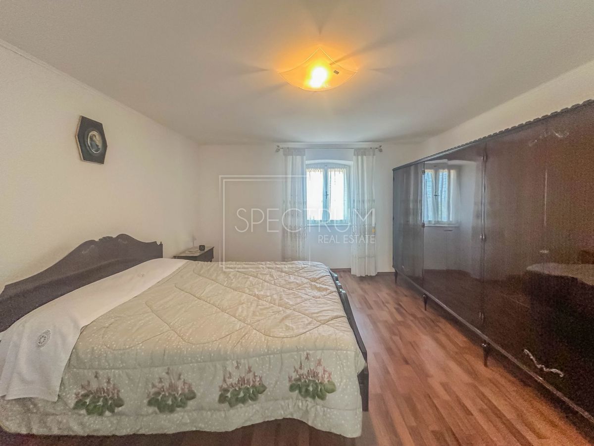 Zona di Verteneglio, casa in pietra con cortile in posizione tranquilla