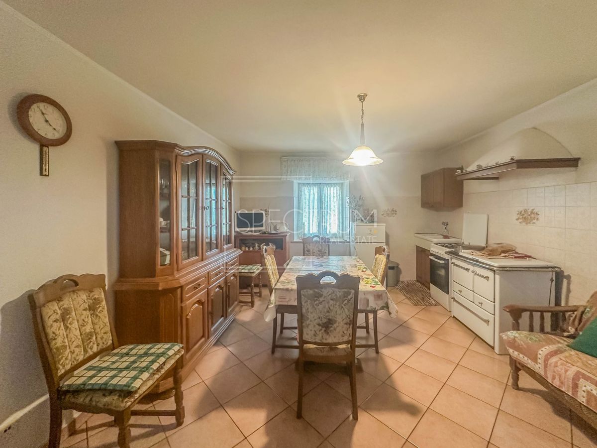 Zona di Verteneglio, casa in pietra con cortile in posizione tranquilla