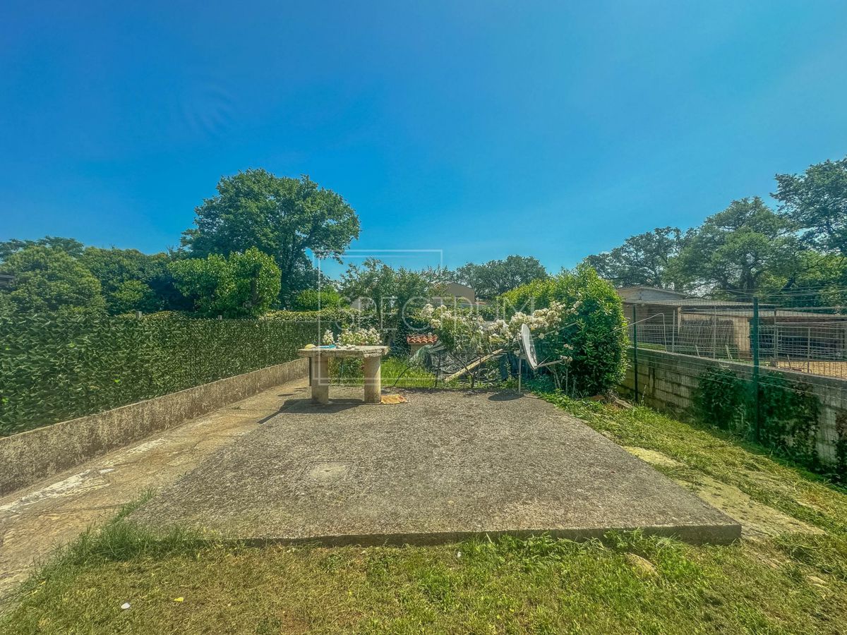 Zona di Verteneglio, casa in pietra con cortile in posizione tranquilla