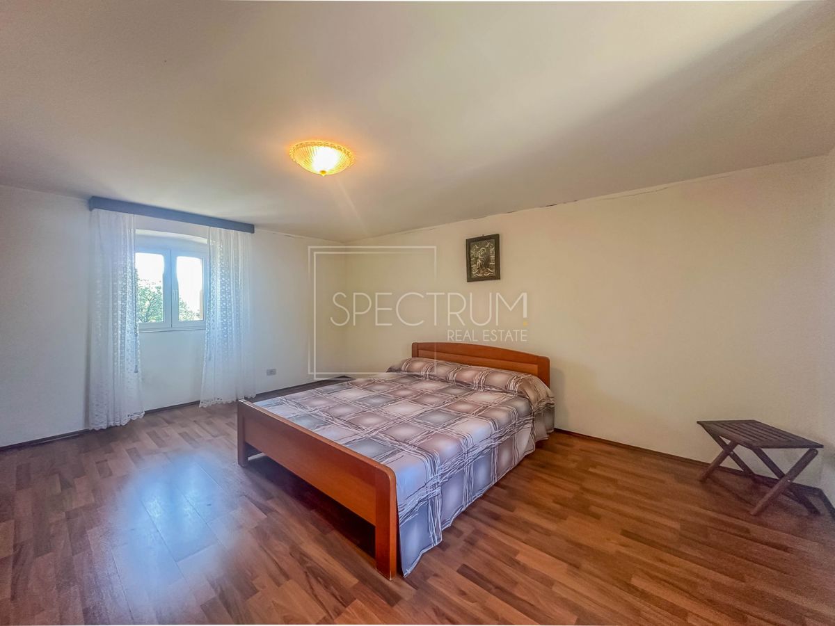 Zona di Verteneglio, casa in pietra con cortile in posizione tranquilla