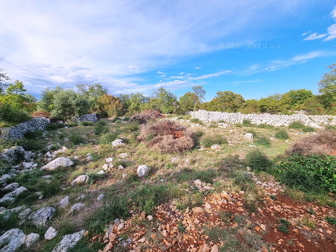 Malinska, terreno edificabile in una posizione tranquilla!