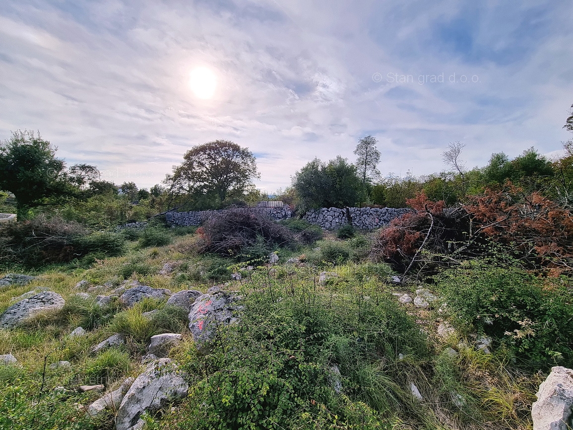 Malinska, terreno edificabile in una posizione tranquilla!