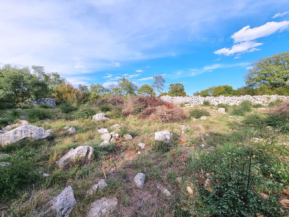 Malinska, terreno edificabile in una posizione tranquilla!