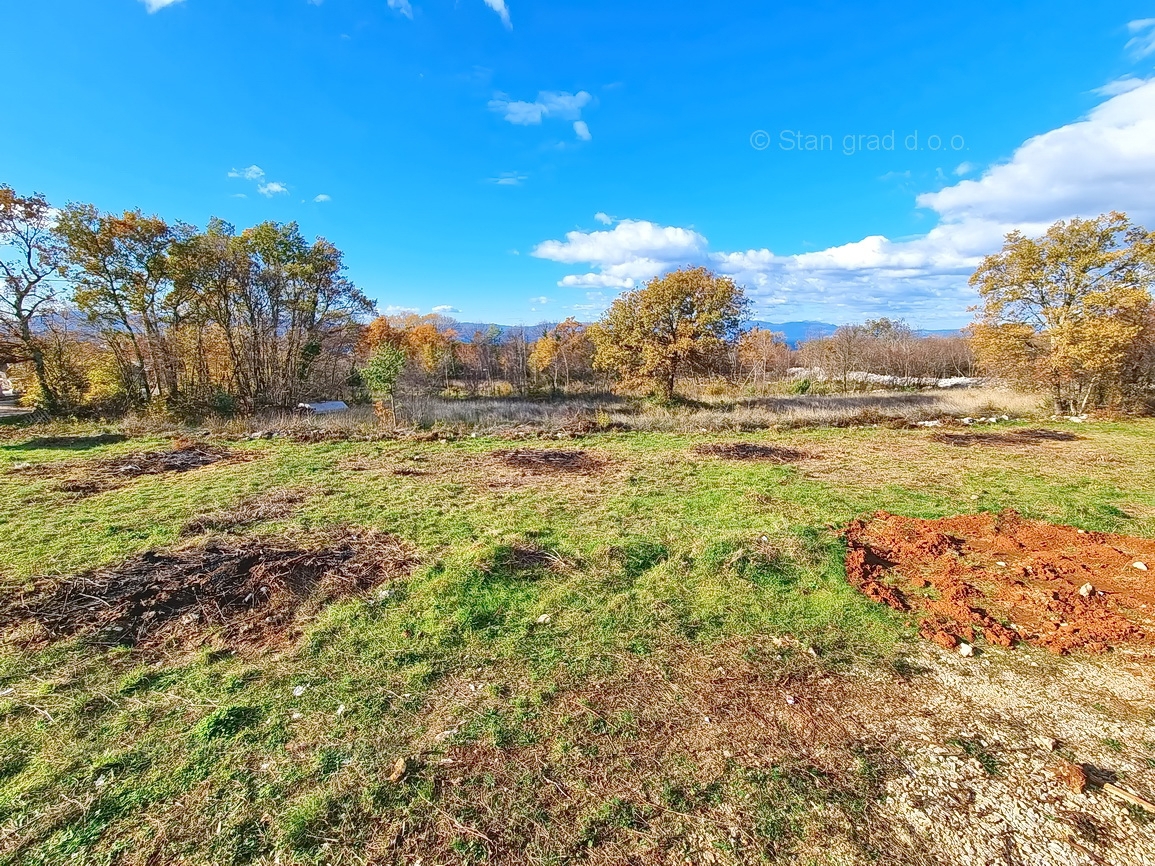 Malinska, terreno edificabile in una posizione tranquilla con vista!