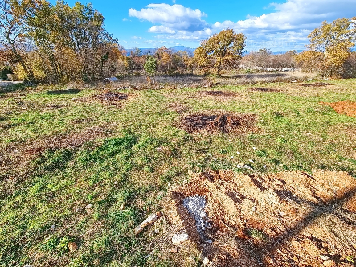 Malinska, terreno edificabile in una posizione tranquilla con vista!