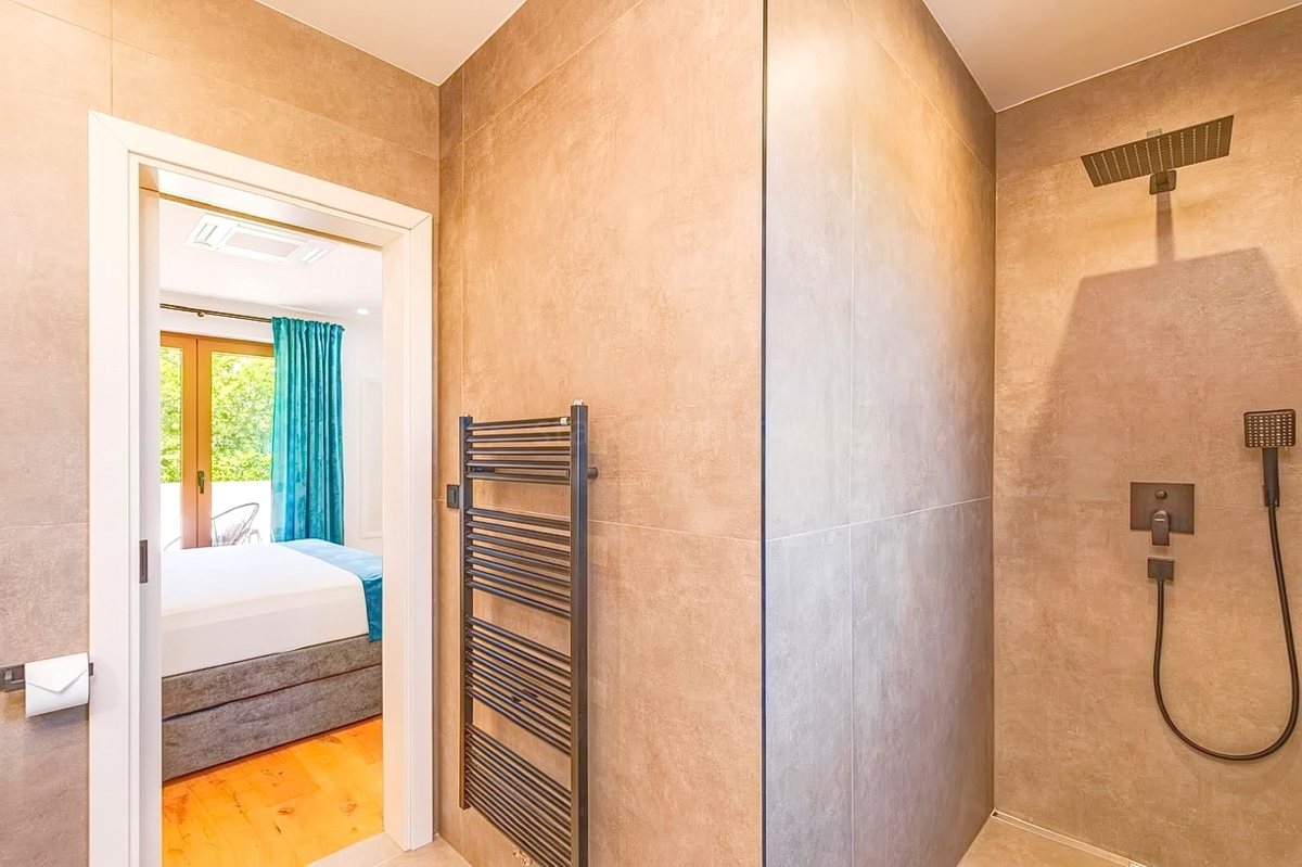 Krk, dintorni, lussuosa casa bifamiliare con piscina!