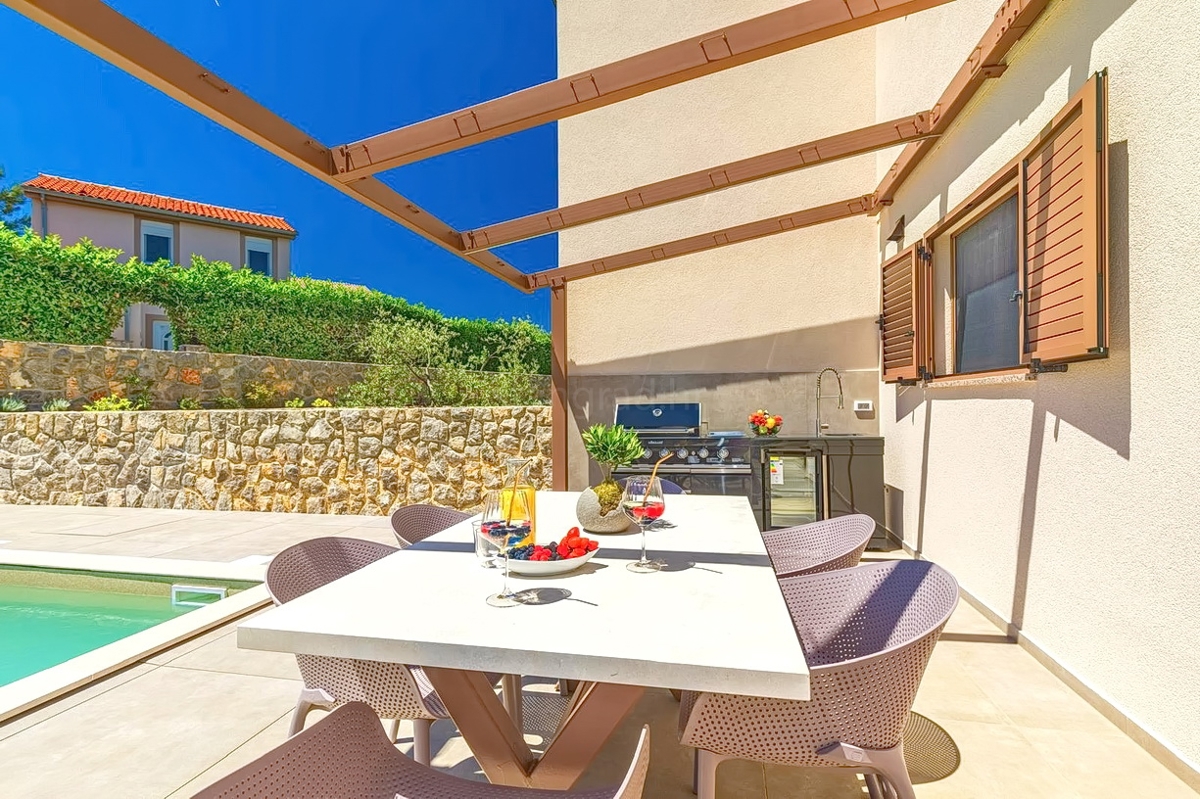 Krk, dintorni, lussuosa casa bifamiliare con piscina!