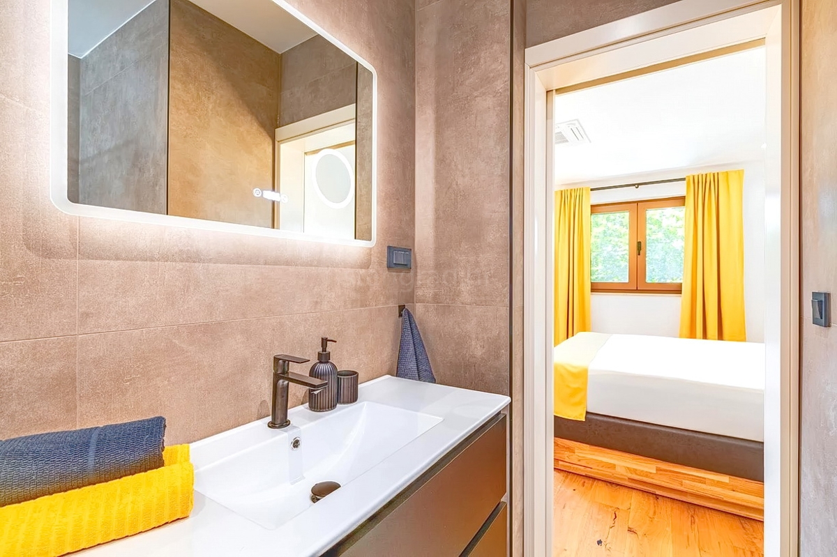 Krk, dintorni, lussuosa casa bifamiliare con piscina!