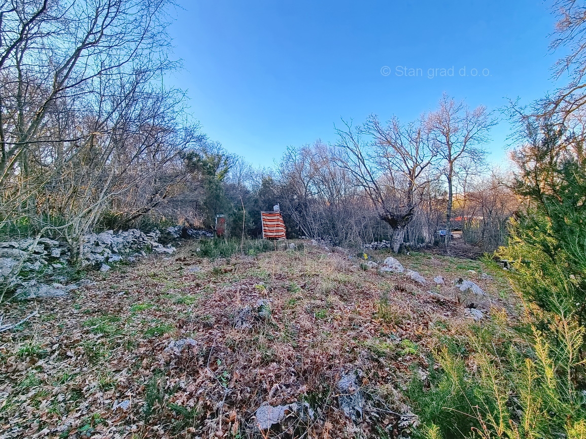 Vrbnik, attraente terreno edificabile con permesso di costruzione!