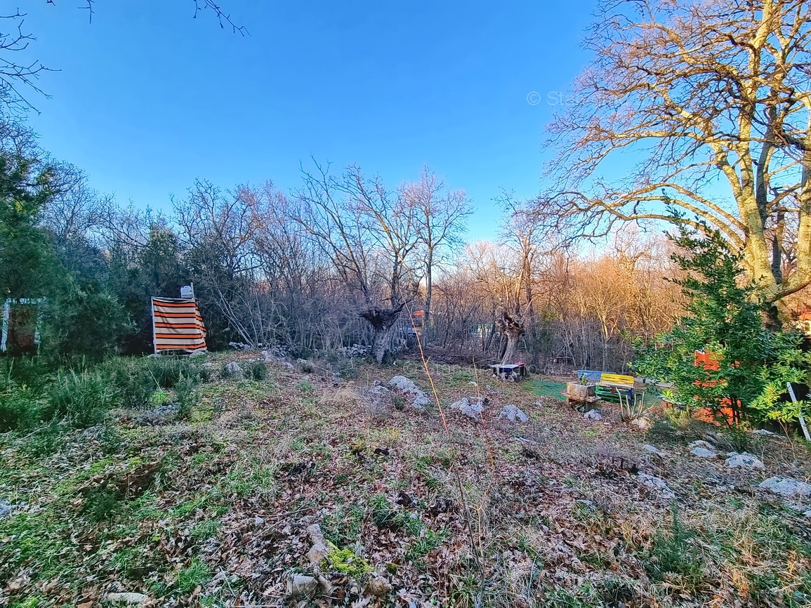 Vrbnik, attraente terreno edificabile con permesso di costruzione!