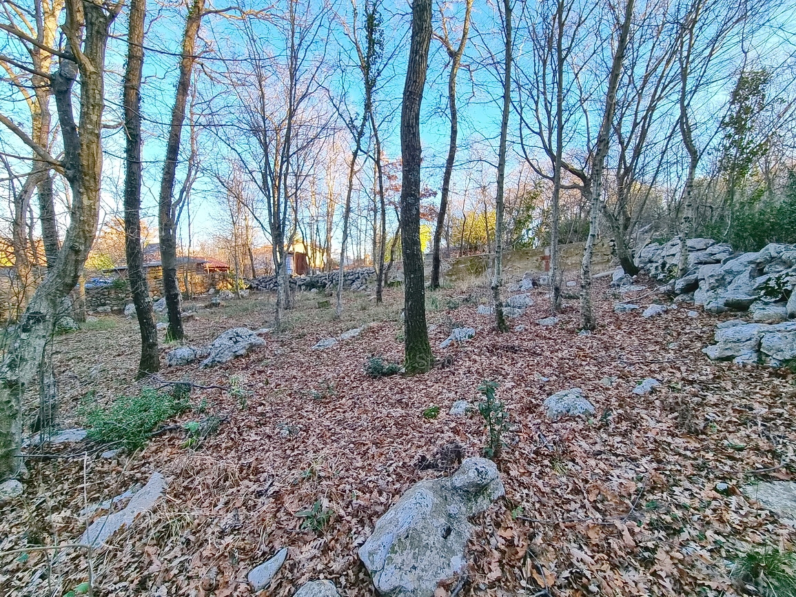 Vrbnik, attraente terreno edificabile con permesso di costruzione!