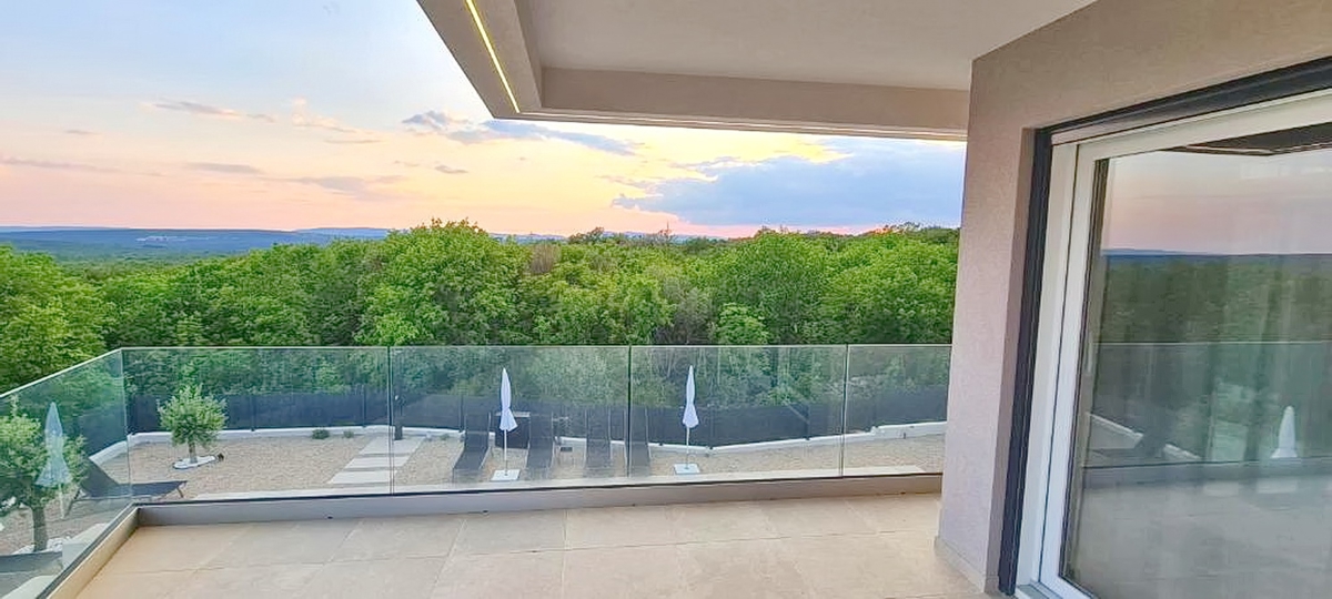 Zona di Vrbnik, moderna casa di lusso con piscina e giardino!