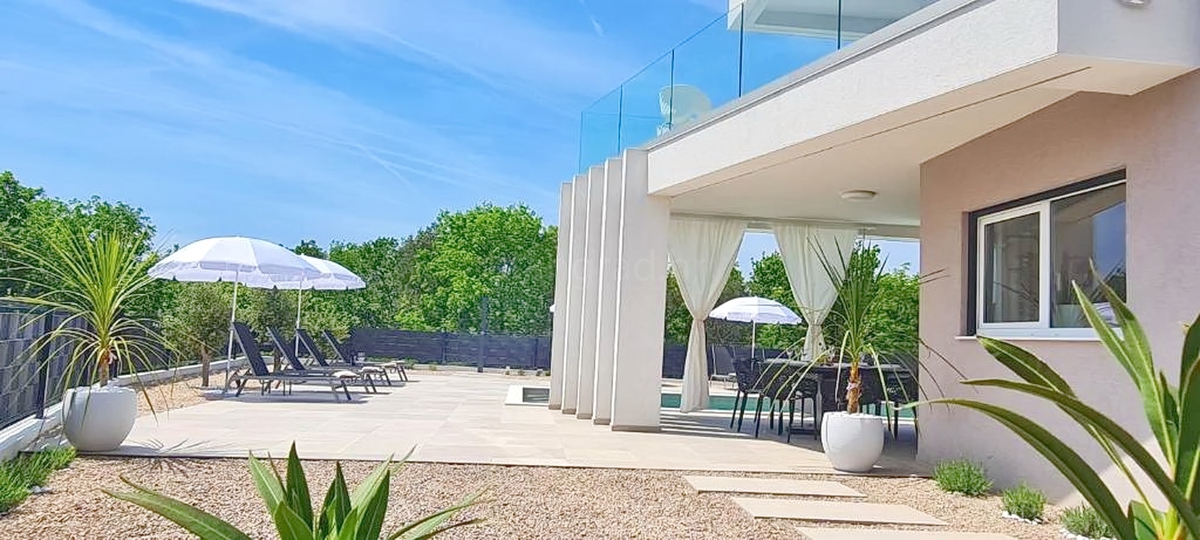 Zona di Vrbnik, moderna casa di lusso con piscina e giardino!