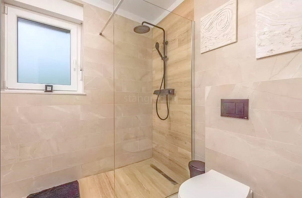 Zona di Vrbnik, moderna casa di lusso con piscina e giardino!