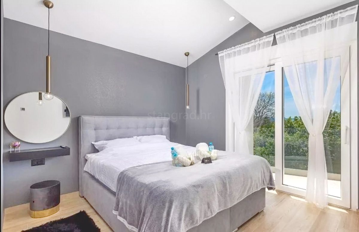 Zona di Vrbnik, moderna casa di lusso con piscina e giardino!