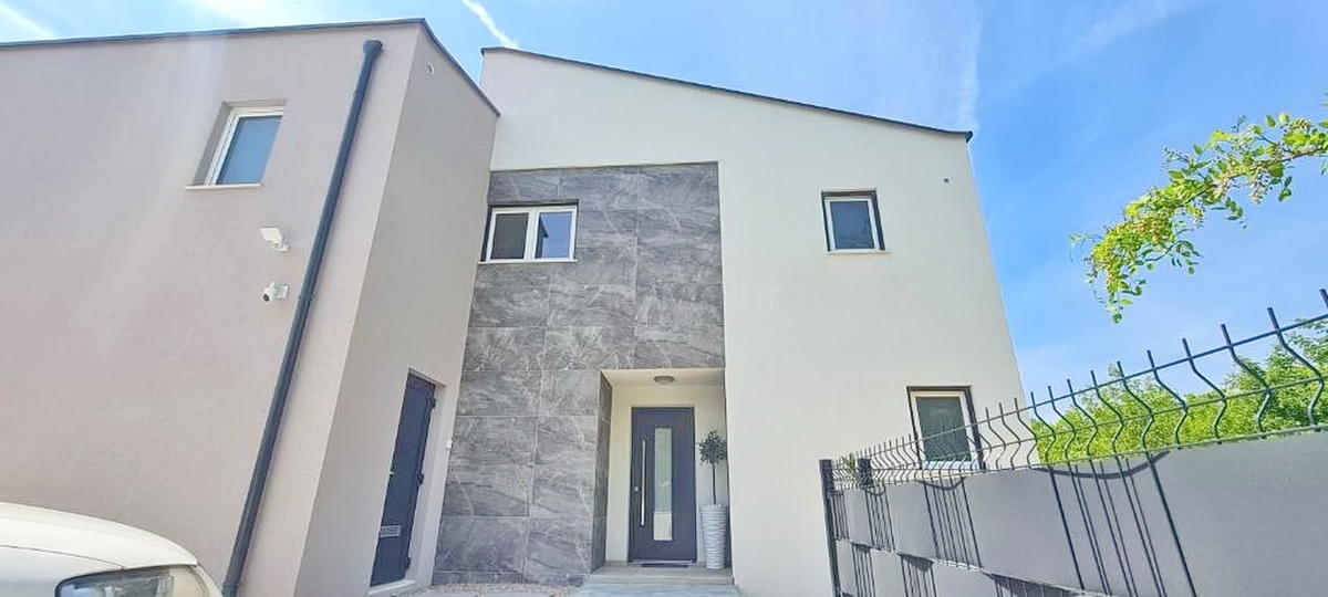 Zona di Vrbnik, moderna casa di lusso con piscina e giardino!