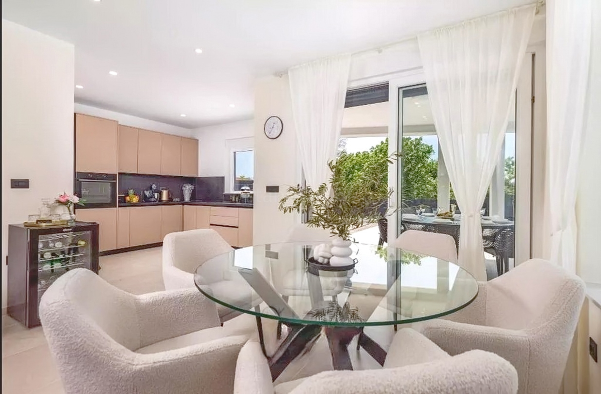 Zona di Vrbnik, moderna casa di lusso con piscina e giardino!