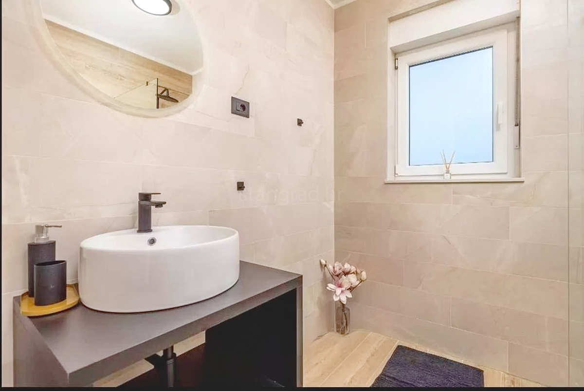 Zona di Vrbnik, moderna casa di lusso con piscina e giardino!