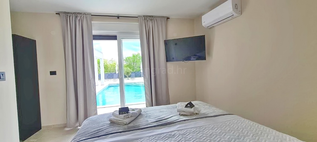 Zona di Vrbnik, moderna casa di lusso con piscina e giardino!