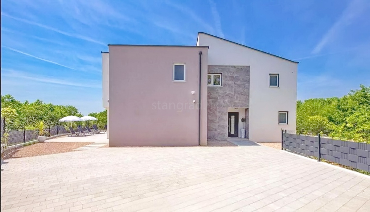 Zona di Vrbnik, moderna casa di lusso con piscina e giardino!