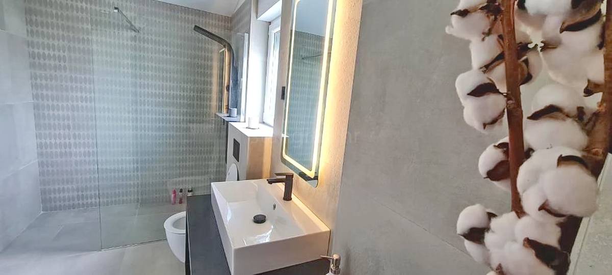 Zona di Vrbnik, moderna casa di lusso con piscina e giardino!