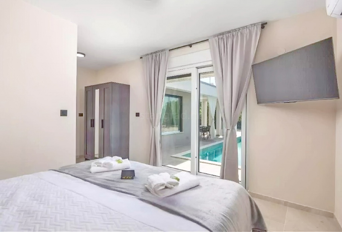 Zona di Vrbnik, moderna casa di lusso con piscina e giardino!