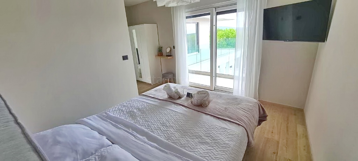 Zona di Vrbnik, moderna casa di lusso con piscina e giardino!