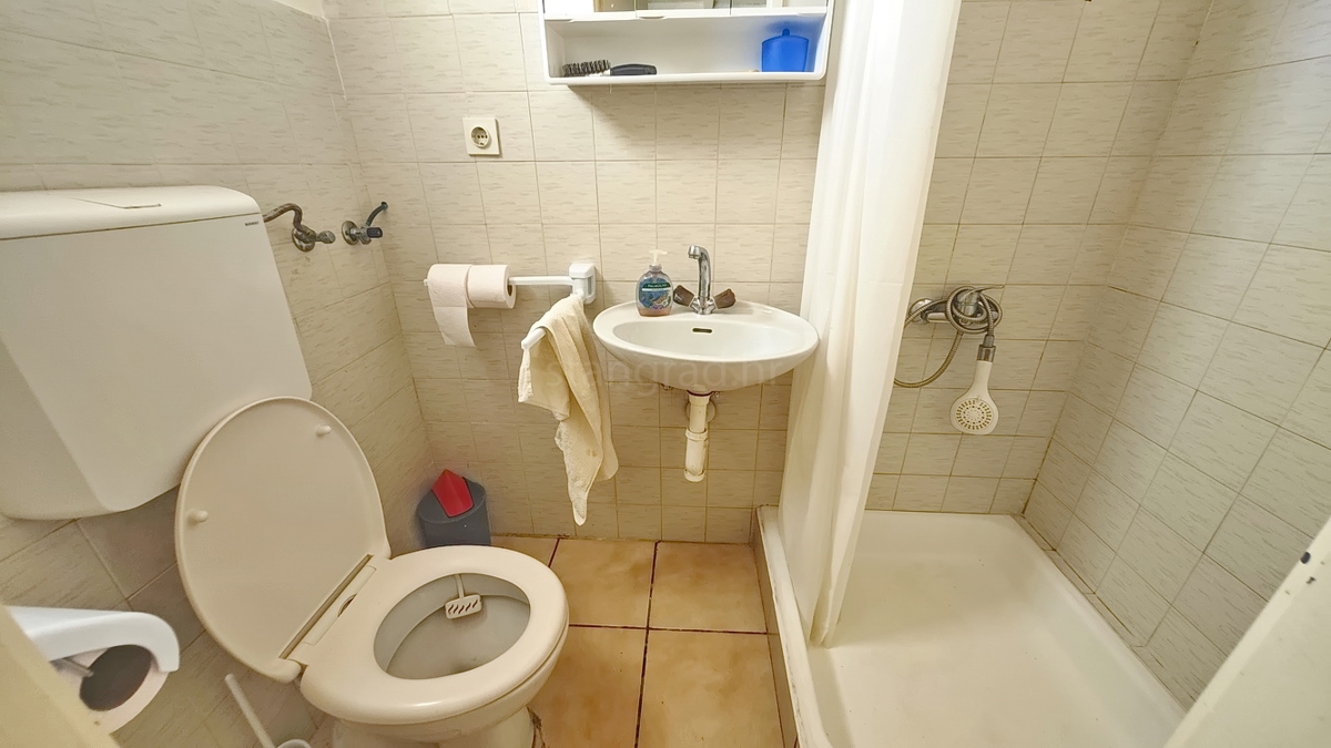 Baška, casa con 4 appartamenti in posizione tranquilla!