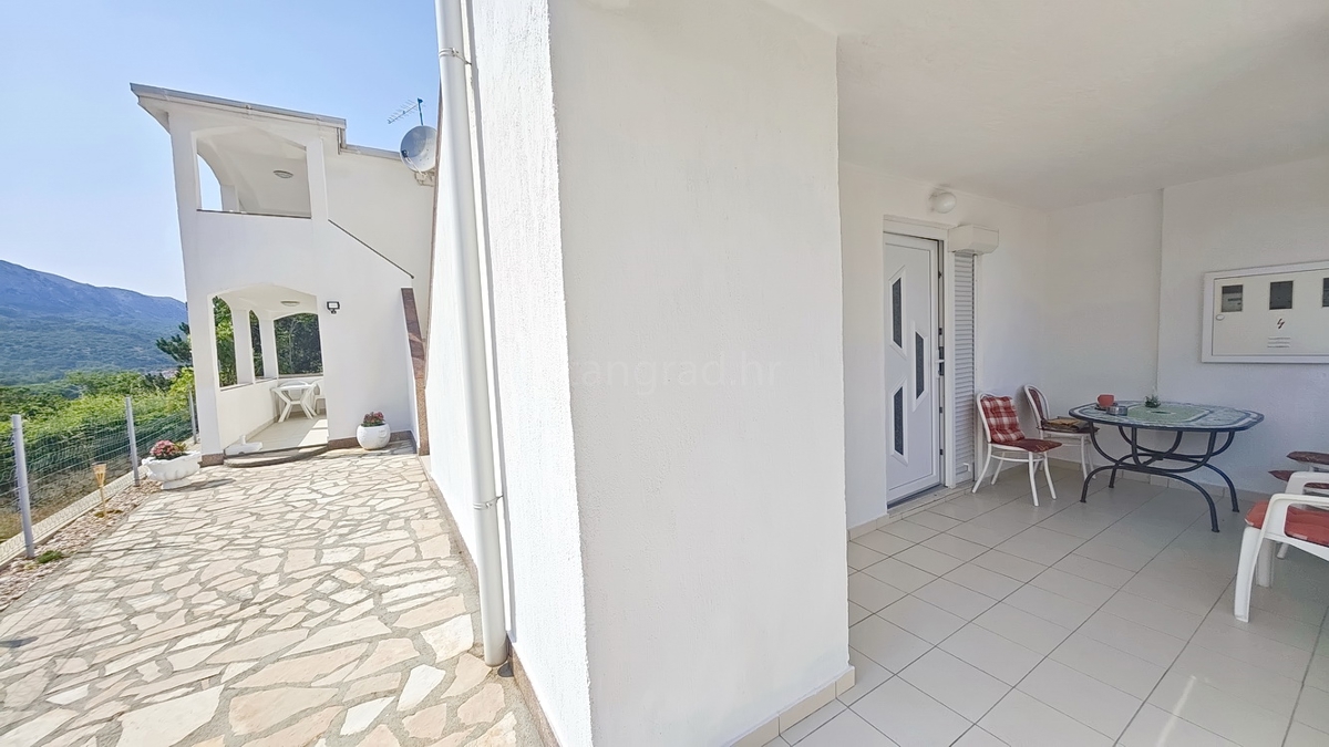 Baška, casa con 4 appartamenti in posizione tranquilla!