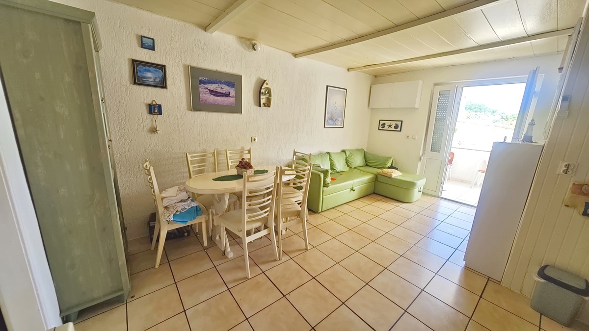 Baška, casa con 4 appartamenti in posizione tranquilla!