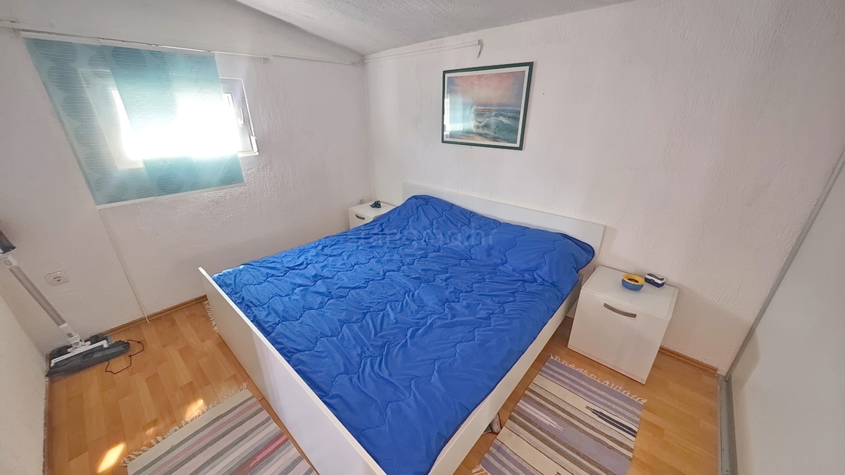 Baška, casa con 4 appartamenti in posizione tranquilla!