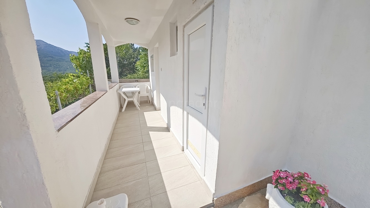 Baška, casa con 4 appartamenti in posizione tranquilla!