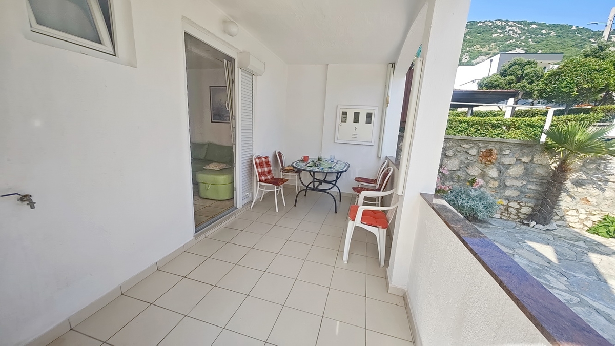 Baška, casa con 4 appartamenti in posizione tranquilla!